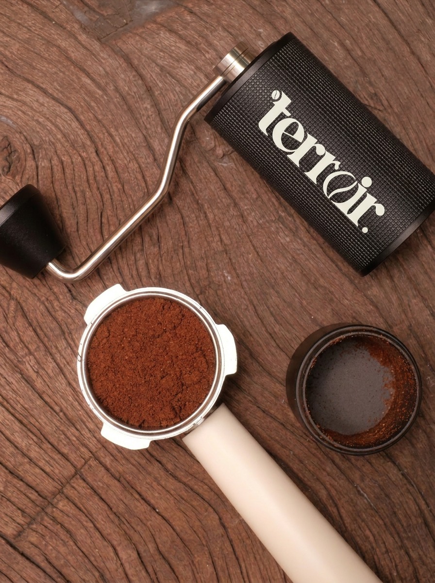 Molino manual Terroir con cafe recien molido